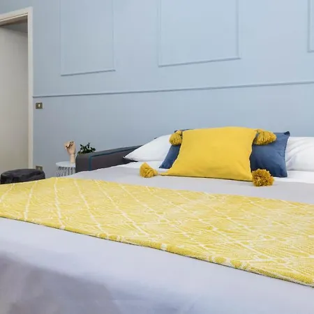 Apartment Altido Austere Elegance *