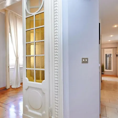 Apartment Altido Austere Elegance *